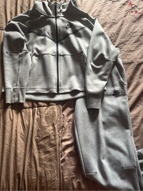 Women’s Nike Tech Fleece Light Gray Full-Zip Jacket and Joggers Set